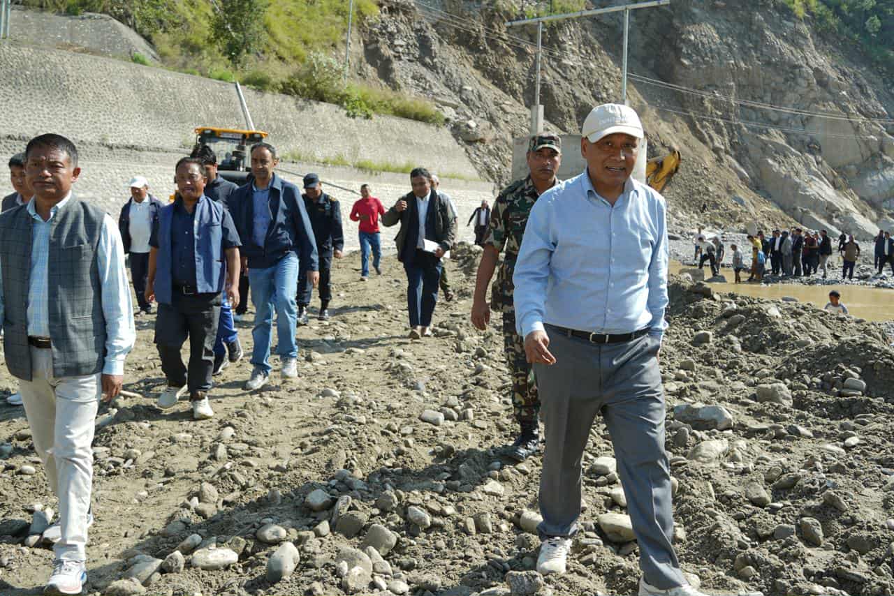 मन्त्री घिसिङद्वारा विपद्‌ग्रस्त विपी राजमार्ग अनुगमन, डाइभर्सनमार्फत सञ्चालनको तयारी