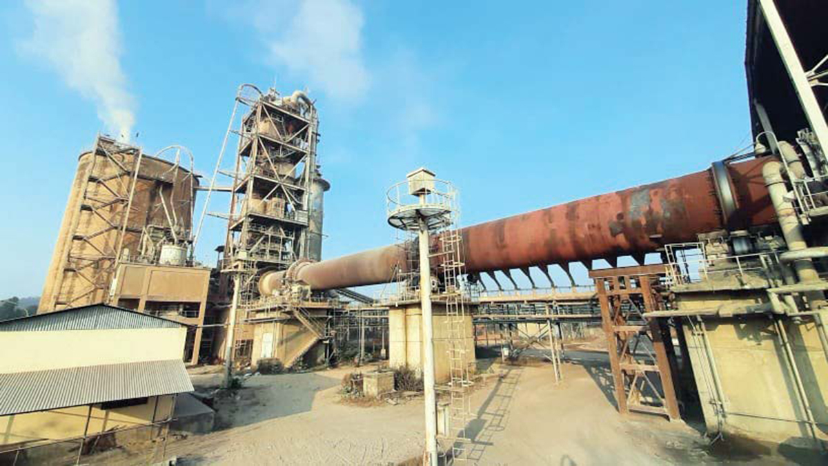 बोरा अभावले उदयपुर सिमेन्ट उद्योग संकटमा, साढे ६ करोड रुपैयाँ बराबरको सिमेन्ट गोदाममै थन्कियो