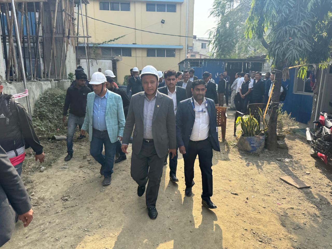 मन्त्री कुलमान घिसिङद्वारा निर्माणाधीन कोशी अस्पताल भवनको निरीक्षण