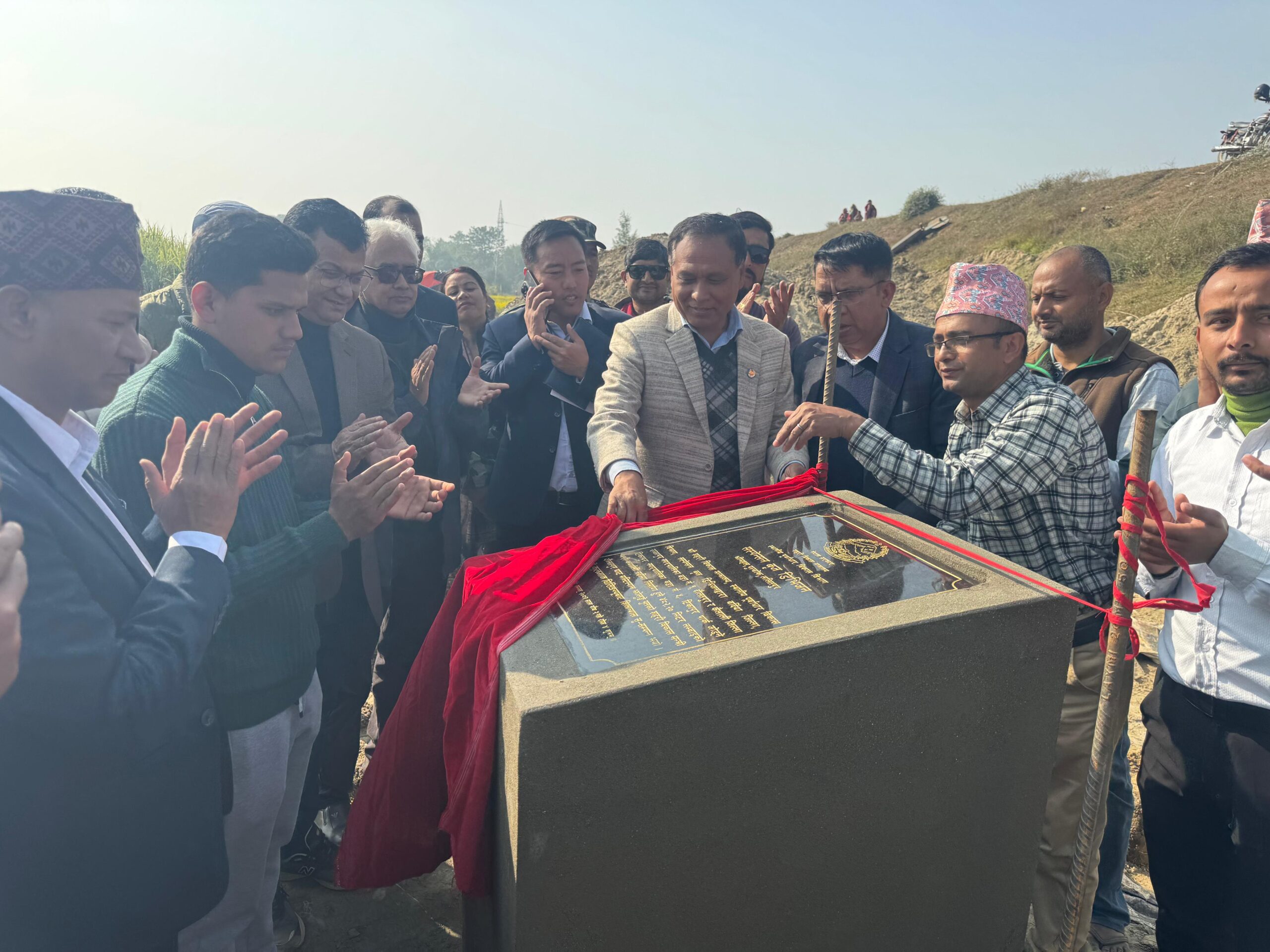 बर्दिया-कैलाली जोड्ने दौलतपुरघाट पुलको शिलान्यास, १५ करोड ७४ लाखमा ठेक्का सम्झौता