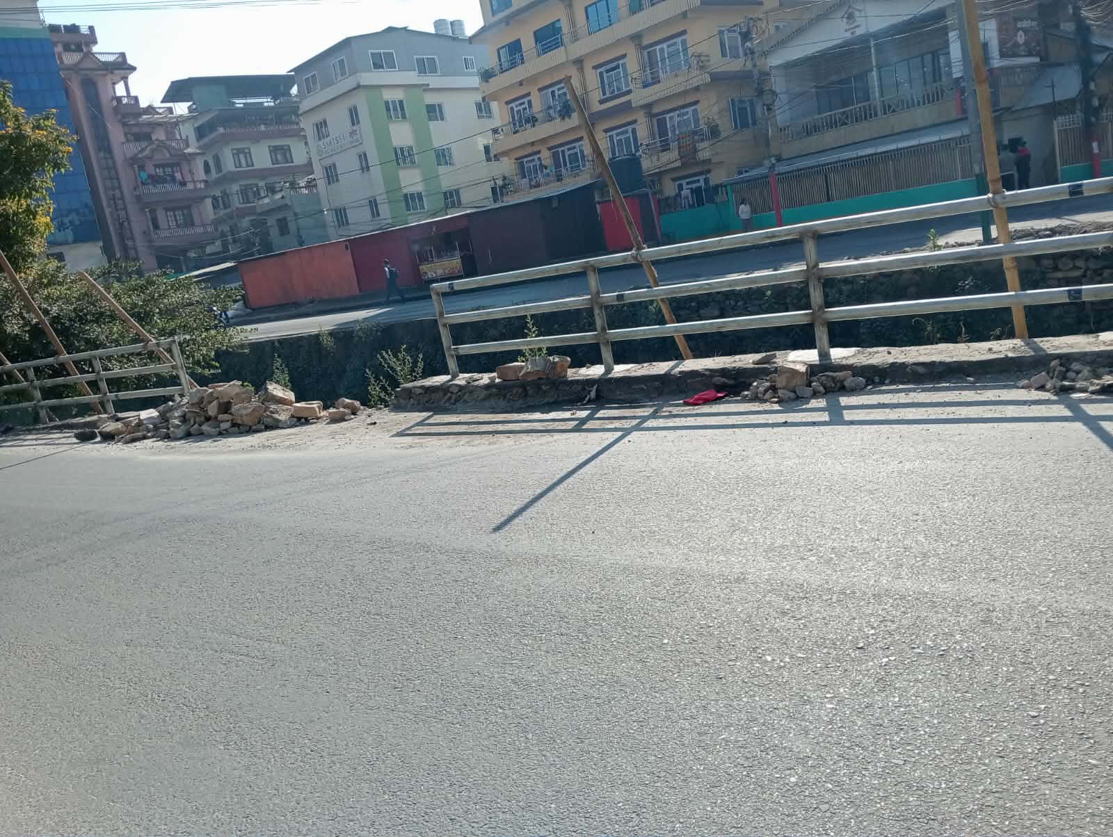 धोवीखोला करिडोरमा रेलिङ मर्मत र नयाँ रिलिङ राखिदै
