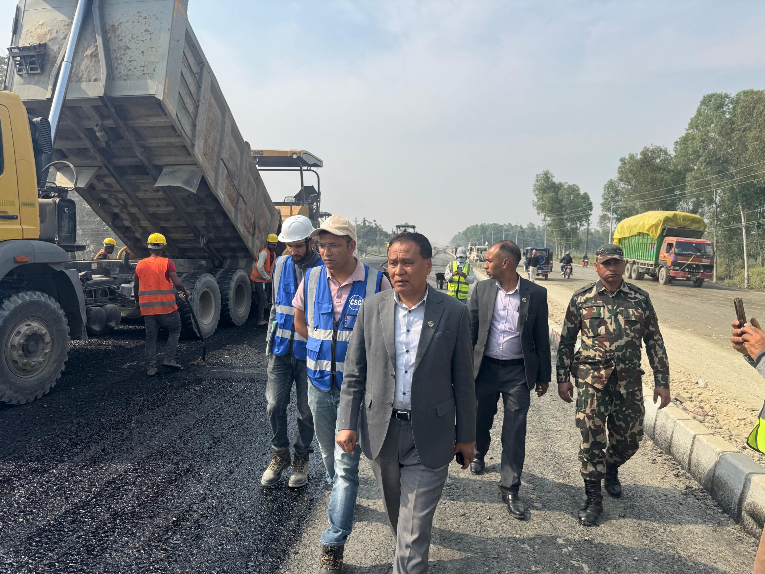 मन्त्री घिसिङद्वारा निर्माणाधीन पूर्व—पश्चिम एशियन राजमार्गको निरीक्षण, कामको गति बढाउन निर्देशन