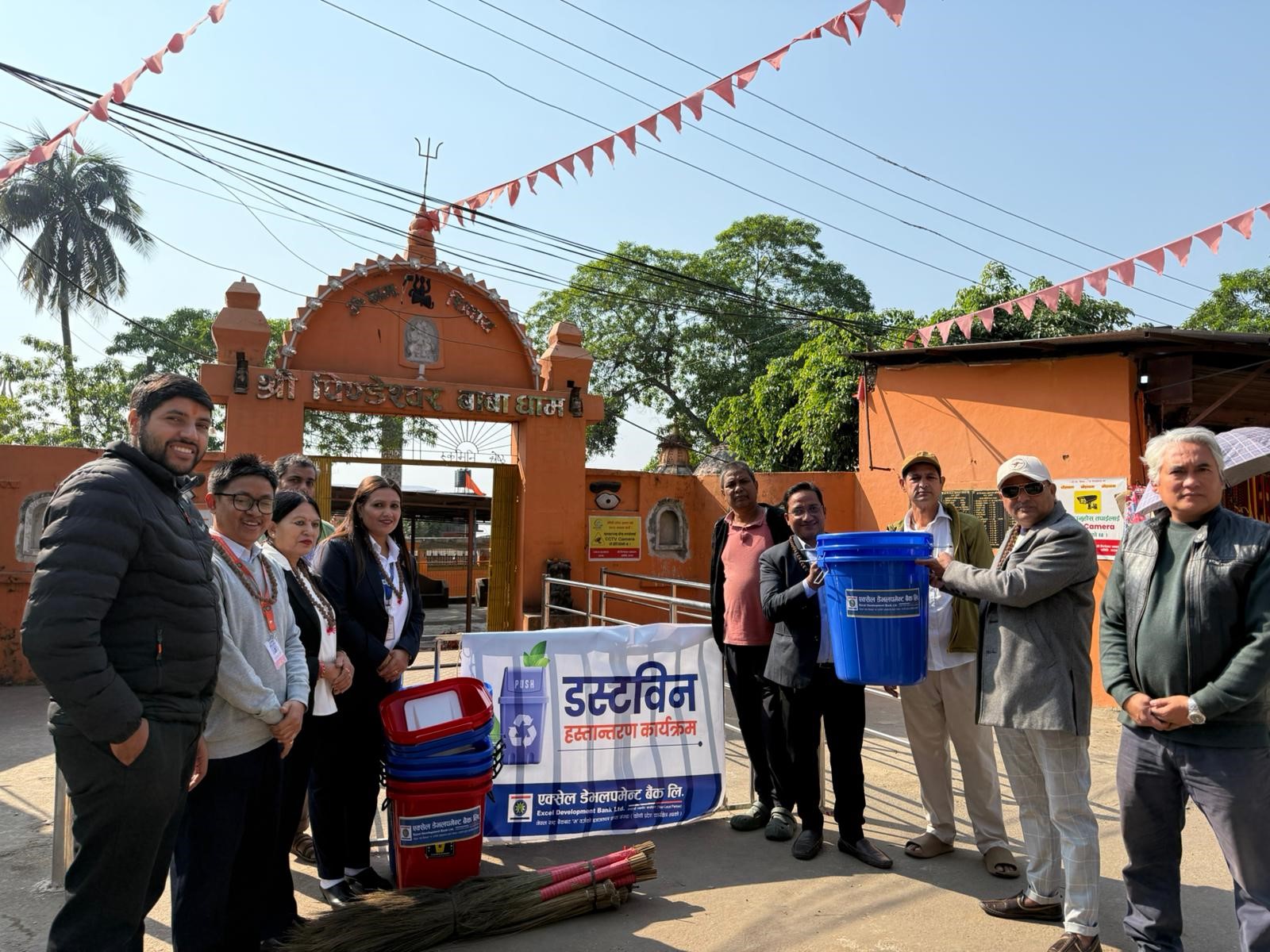 एक्सेल डेभलपमेण्ट बैंकद्वारा फोहोर व्यवस्थापनका लागि डस्टबिन वितरण