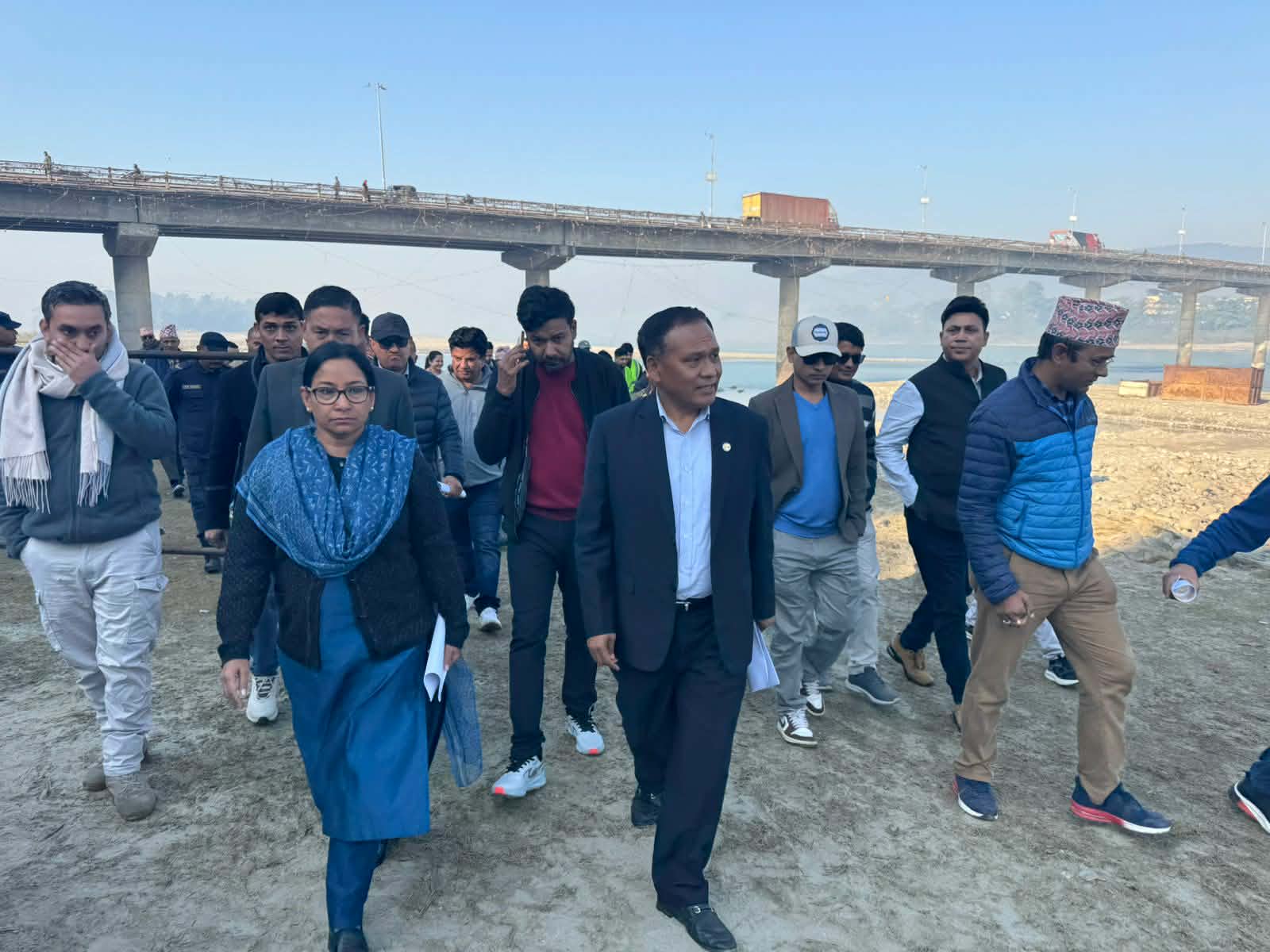 नारायणी नदीमा निर्माणाधीन सिग्नेचर ब्रिजको मन्त्री घिसिङद्वारा निरीक्षण