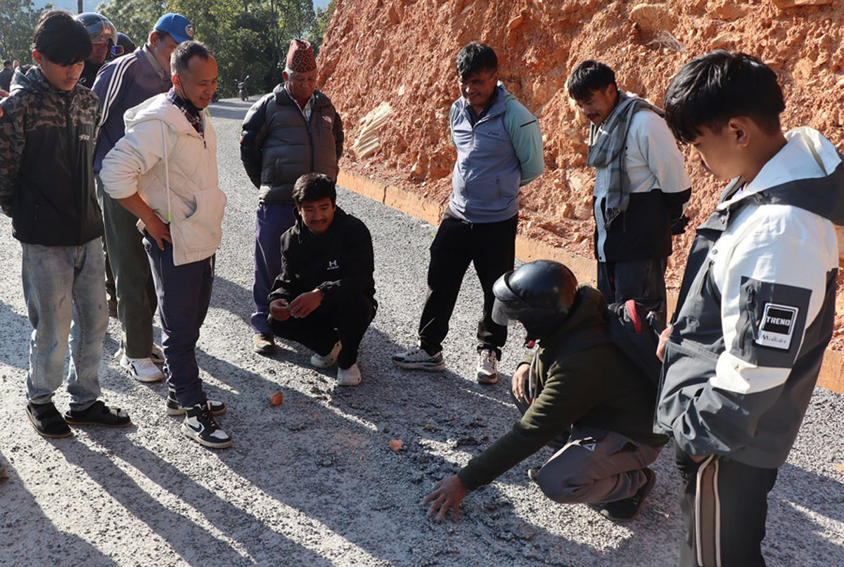 रत्नेचौर-भकुण्डे सडक कालोपत्र गरेको एक महिनामै भत्कियो