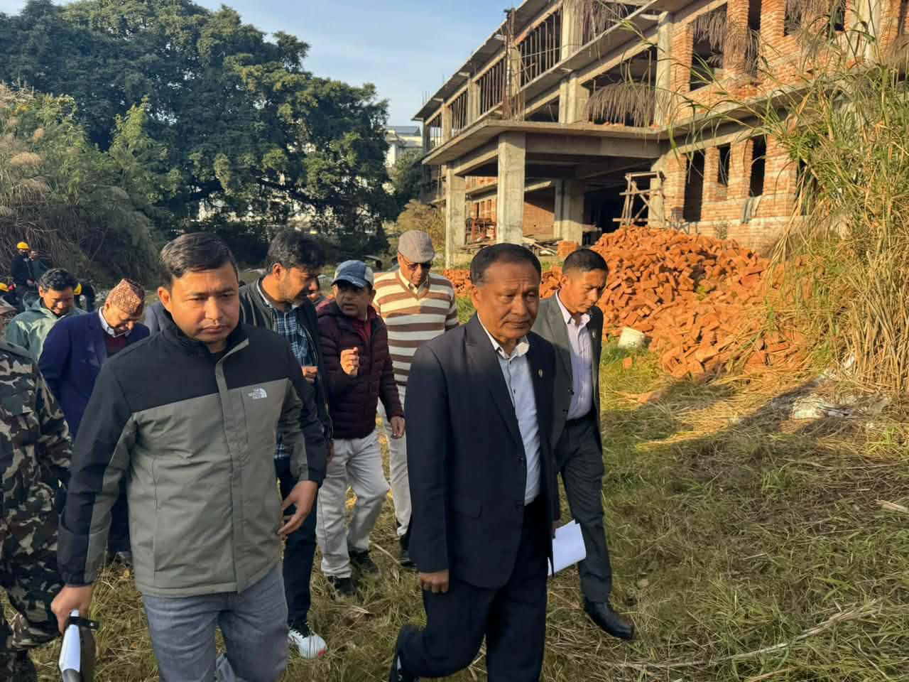 पोखरा स्वास्थ्य विज्ञान प्रतिष्ठानको भवन निर्माण अलपत्र, अस्पताल निर्माणलाई बन्धक राख्नु हुँदैन् : मन्त्री घिसिङ