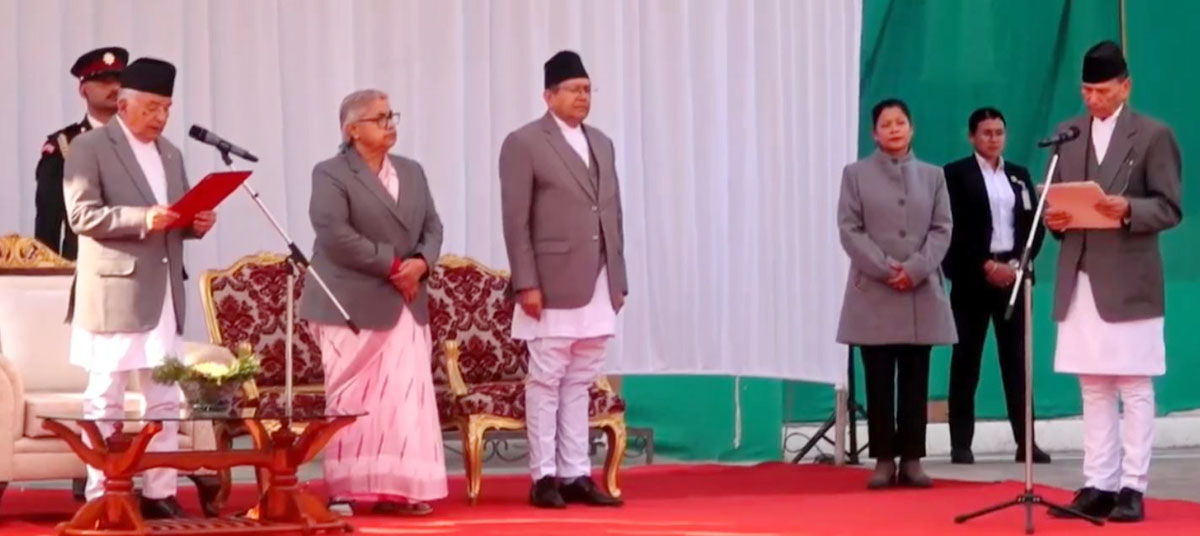 परराष्ट्रमन्त्री  बालानन्द शर्माले लिए शपथ