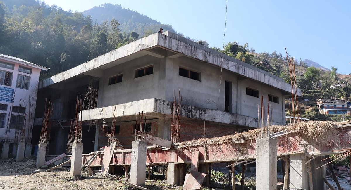 धवलागिरी अस्पताल भवन निर्माणको काम सुस्त, तीन पटक म्याद थप गर्दा काम अधुरै