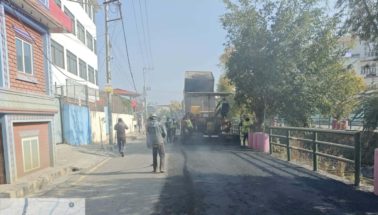 धोवीखोला नदी करिडोरको सडक मर्मत धमाधम गरिँदै (फोटो फिचर)