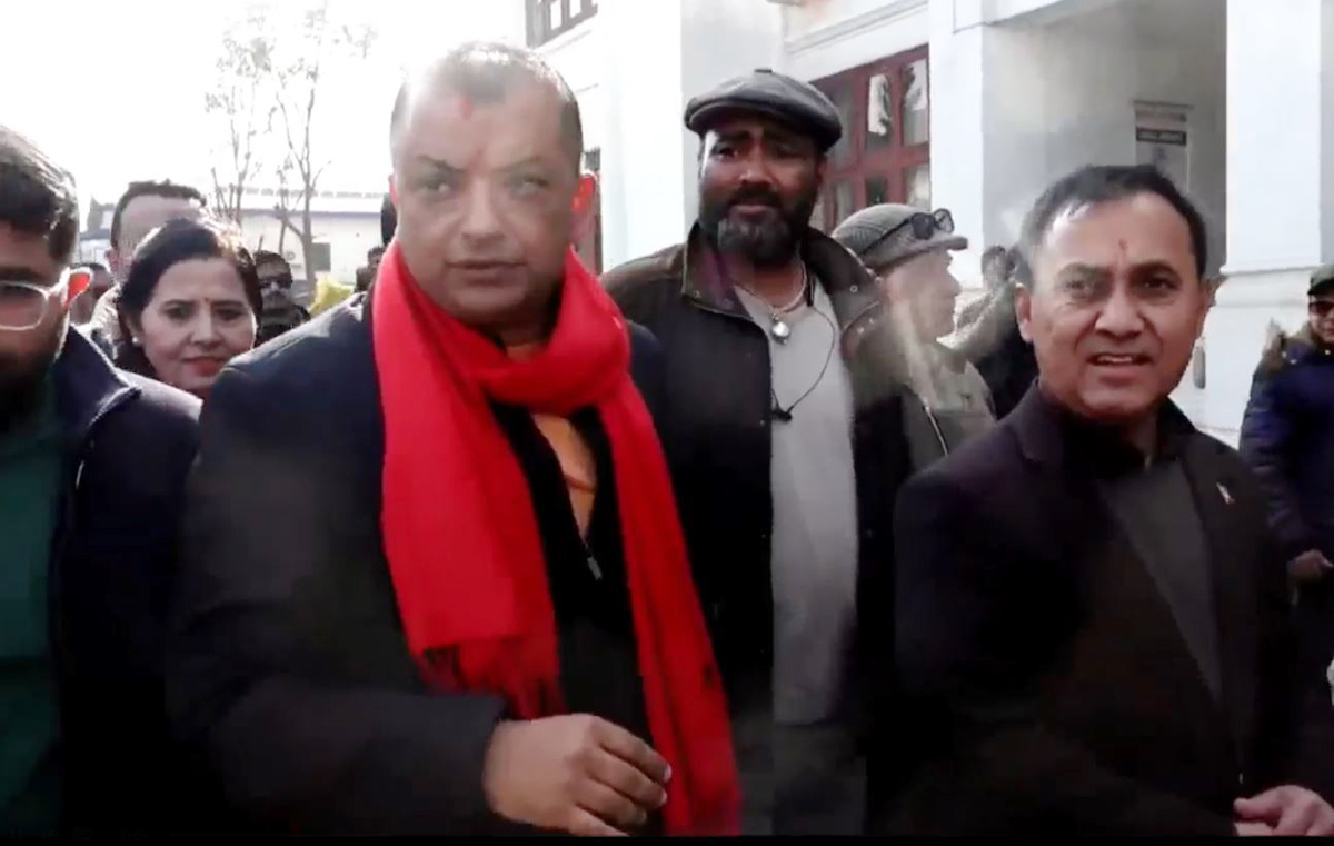 केन्द्रीय कार्यसमितिको निर्णय बुझाउन सभापति गगन थापा सहितको टोली निर्वाचन आयोगमा