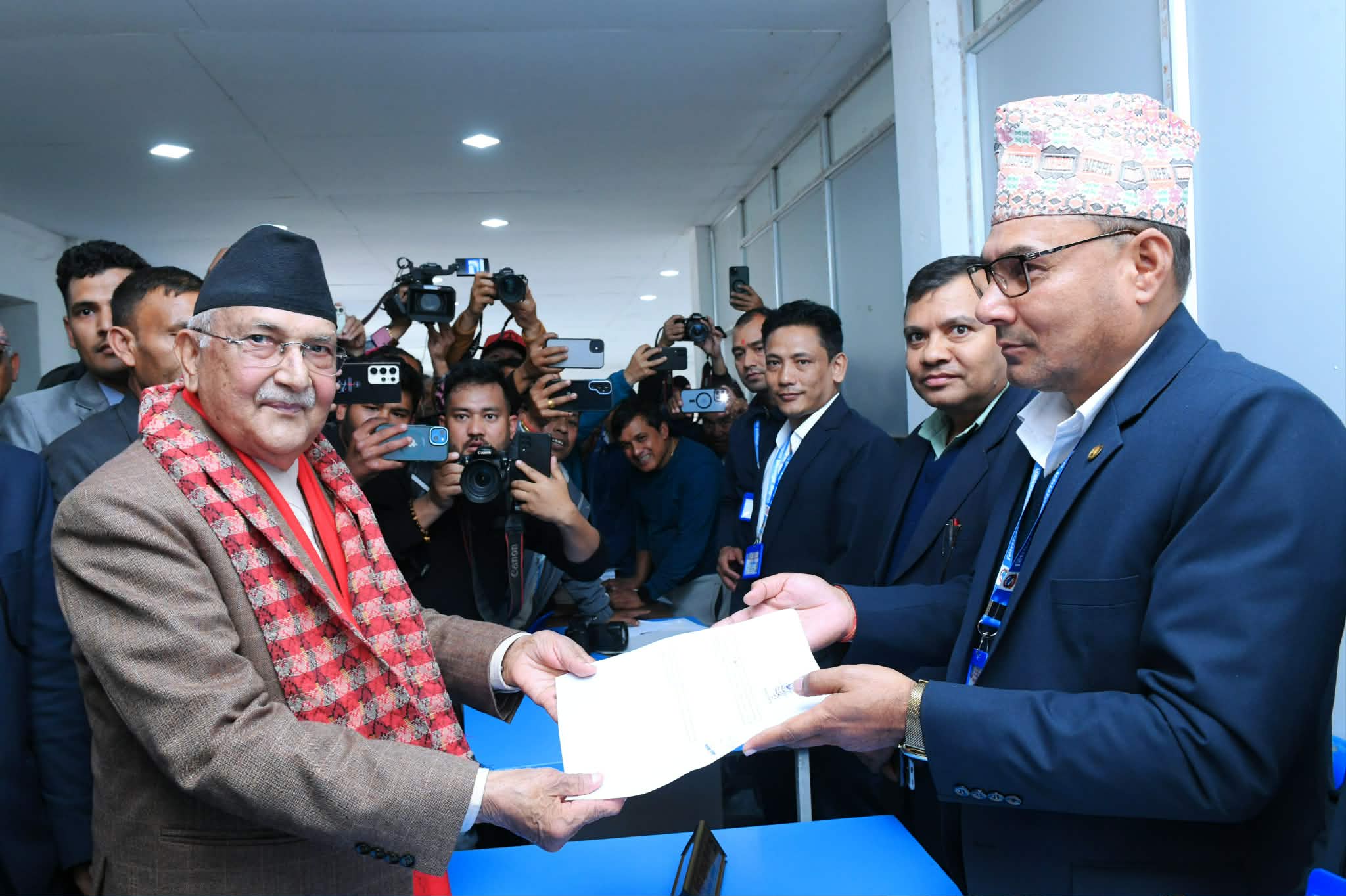 नेकपा एमाले अध्यक्ष ओलीले गराए झापा ५ बाट उम्मेदवारी दर्ता
