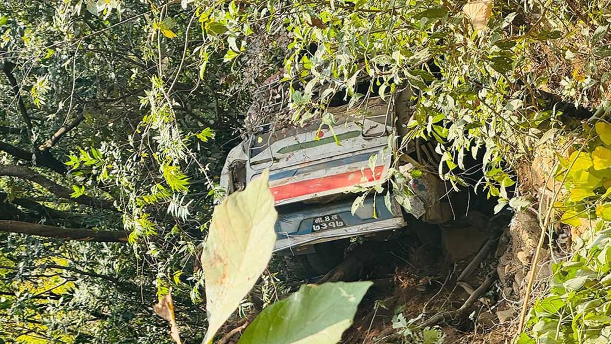 निर्वाचनमा खटिएका सेना लिएर गएको बस दुर्घटना हुँदा २४ जना घाइते