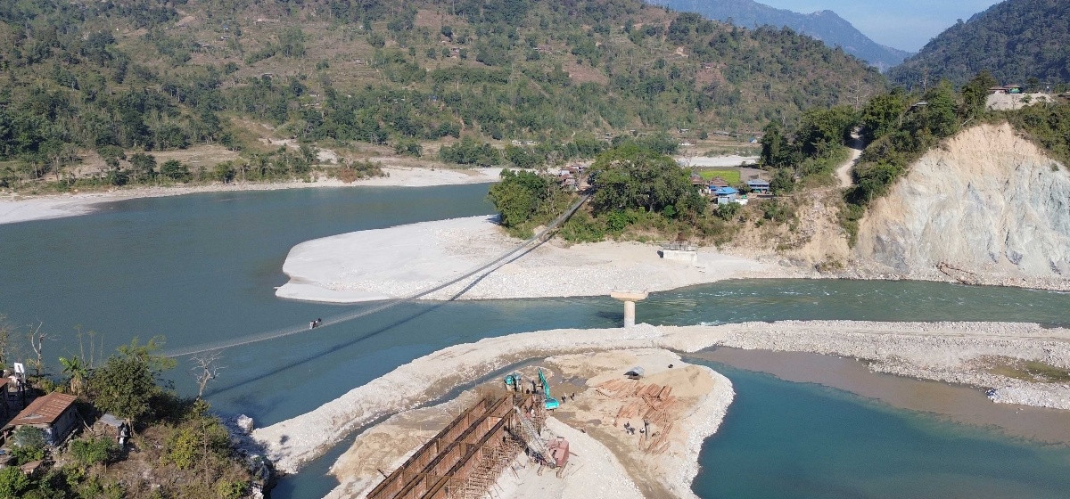 दशकअघि शिलान्यास गरेको पुलको निर्माण सकिएन, स्ल्याब ढलान सुरु
