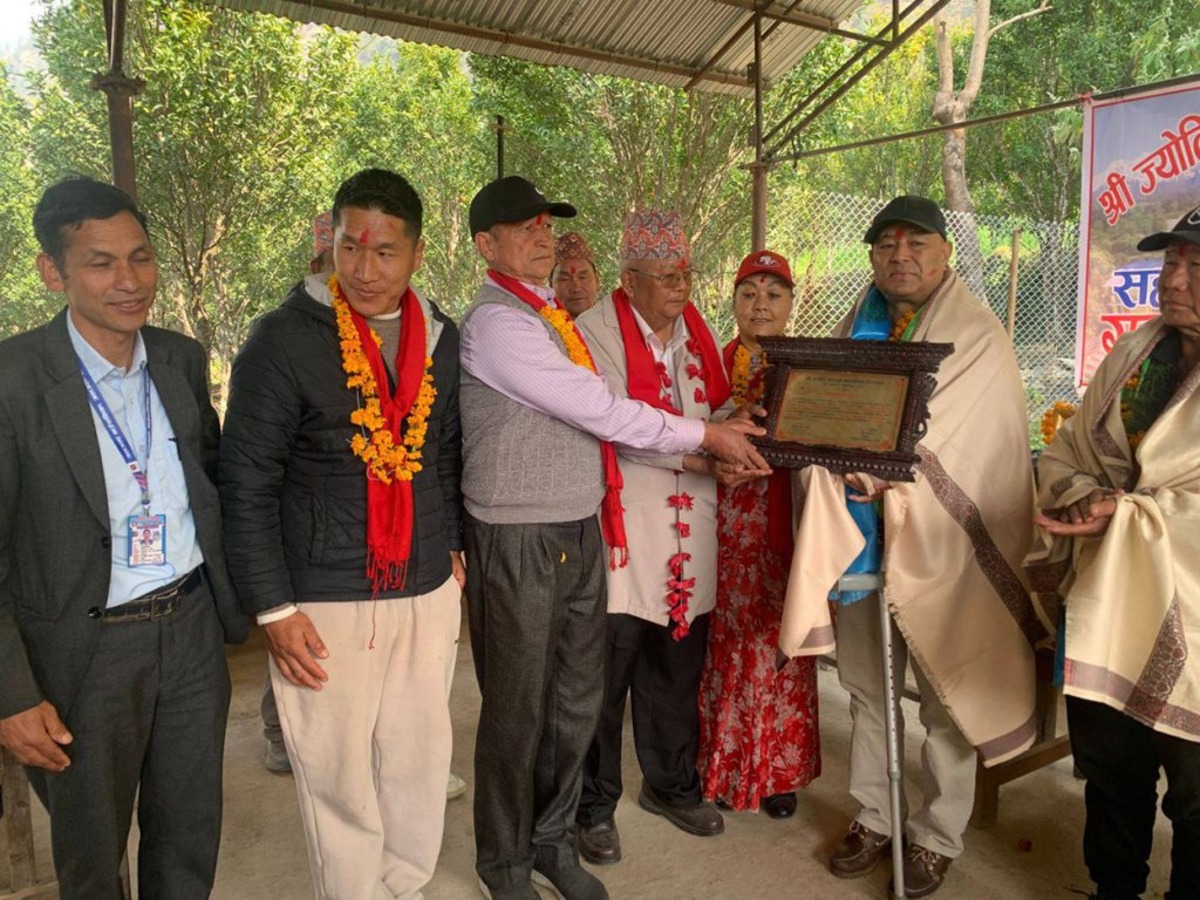 आर्थिक सहयोग गरेर विद्यालयलाई ऋणमुक्त