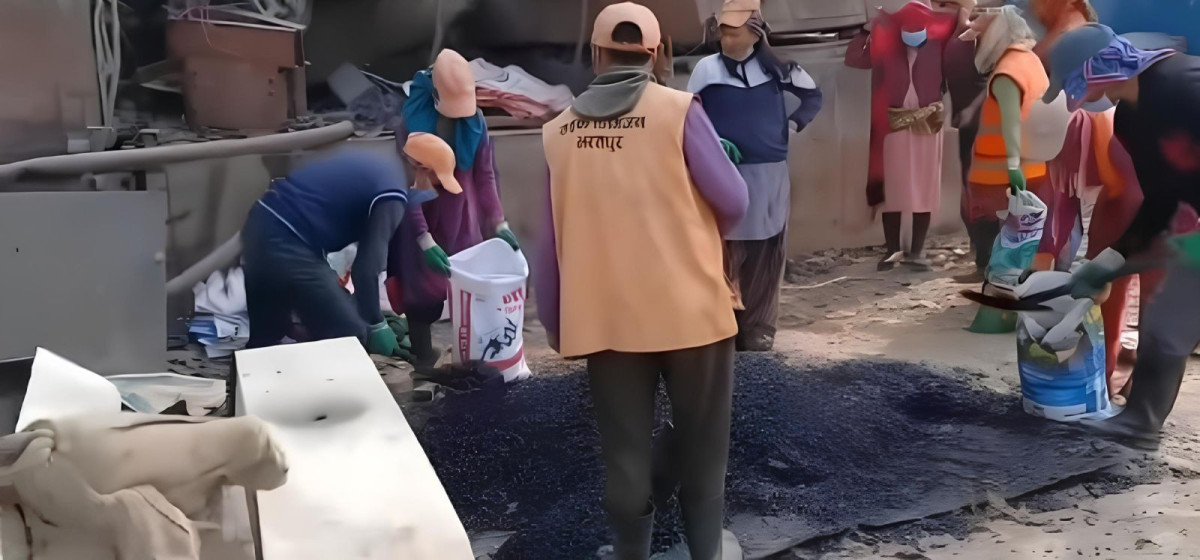 सडकका खाल्डाखुल्डी पुर्न धमाधम रेडिमिक्स तयार गर्दै सडक डिभिजन