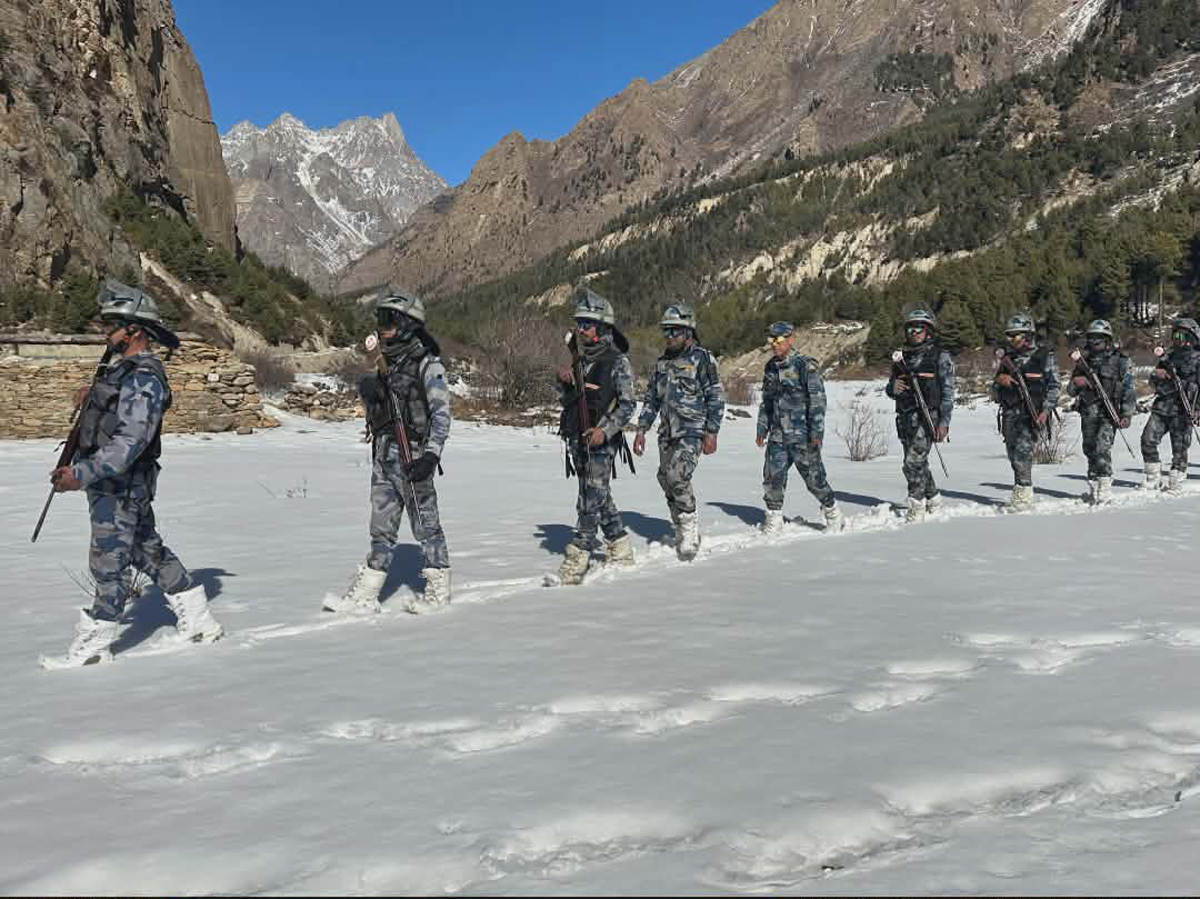 हिउँले ढाकिएको छाङरुमा पहरा गर्दै सशस्त्र