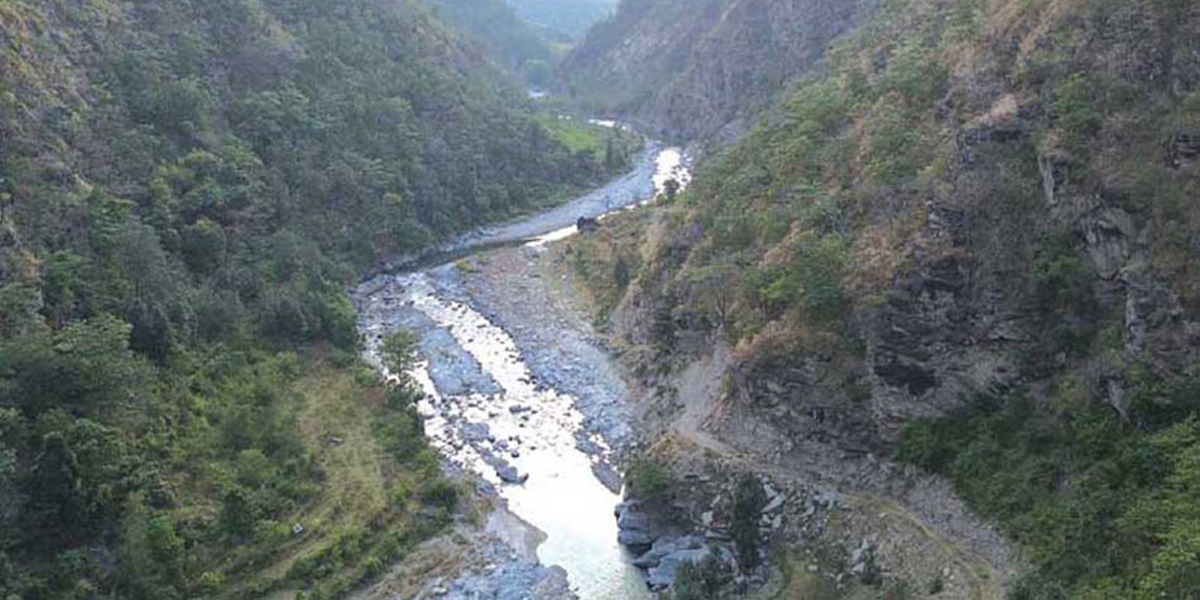 दिक्तेल-रेग्मीटार सडक : घर्तीभिरको चट्टान फुटाउन थालियो