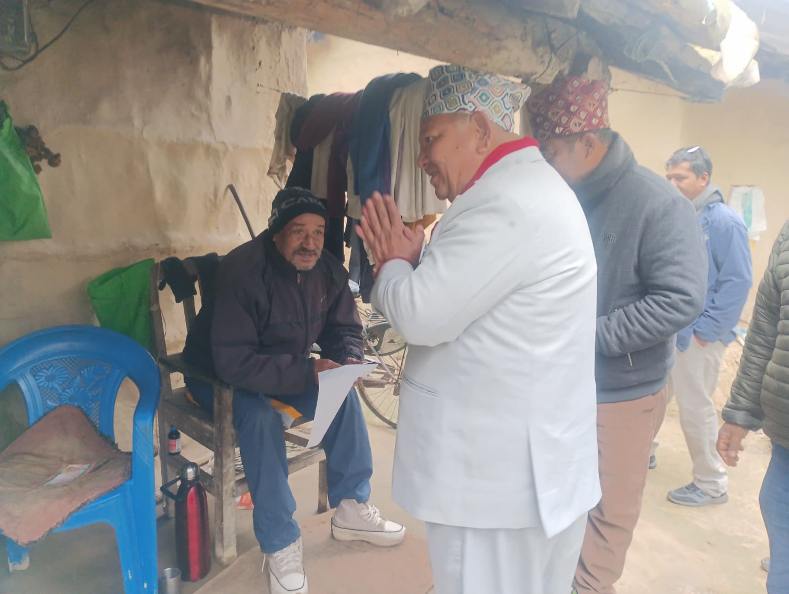 विकासका एजेन्डासहित मतदाताको घर–घरमा नेता आले