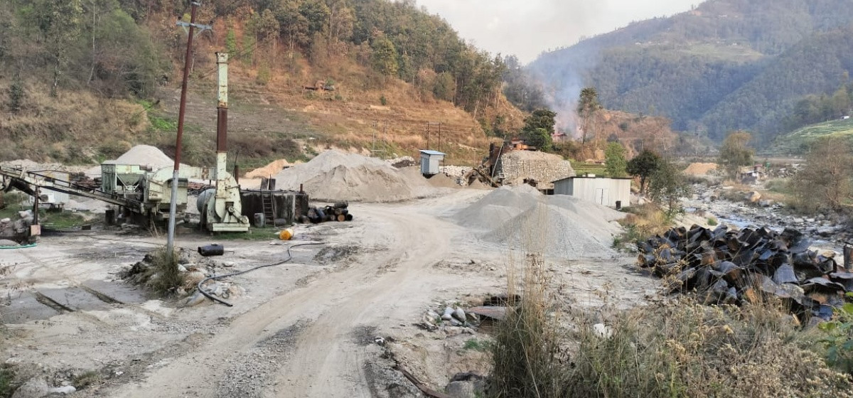 लिखु खोलाको दोहनले गाउँ नै जोखिममा, उजुरी गर्दा उल्टै स्थानीयलाई त्रास