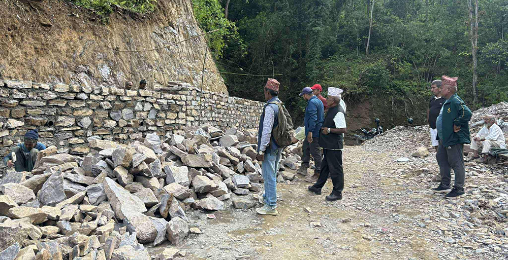 ठेकेदारको लापारबाहीले हरिचौर-मल्म-पाण्डवखानी सडक स्तरोन्नति अधुरै