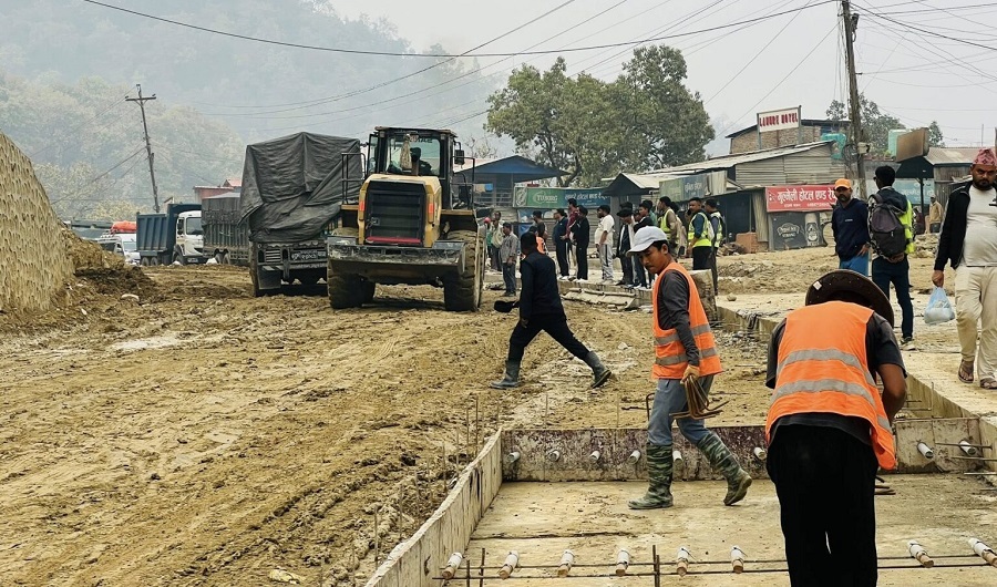 दाउन्नेमा एकतर्फी सवारी सञ्चालन, यात्रु लामो समयसम्म सास्तीमा