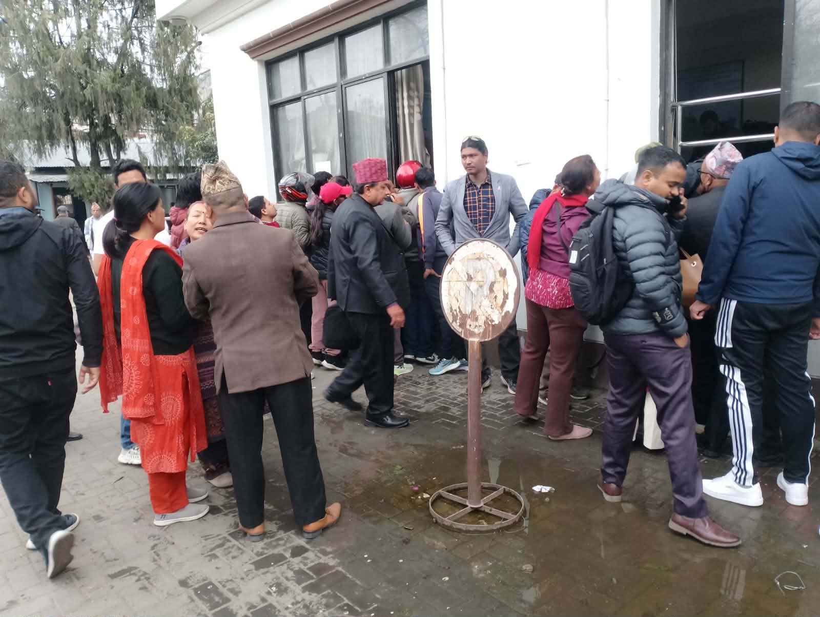 यस्तो देखियो निर्वाचन आयोगमा निर्वाचनको दिनका लागि सवारी पास लिनेको भिड