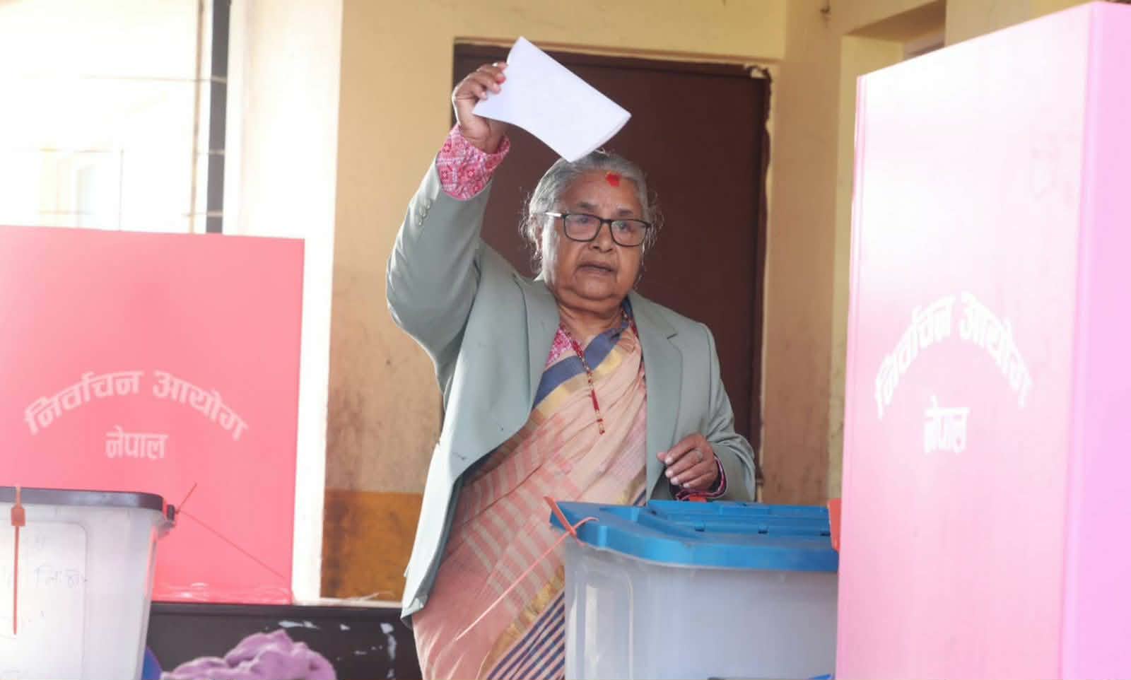 प्रधानमन्त्री सुशीला कार्कीद्वारा धापासीबाट मतदान, उत्साहपूर्वक मतदानमा सहभागी हुन आग्रह