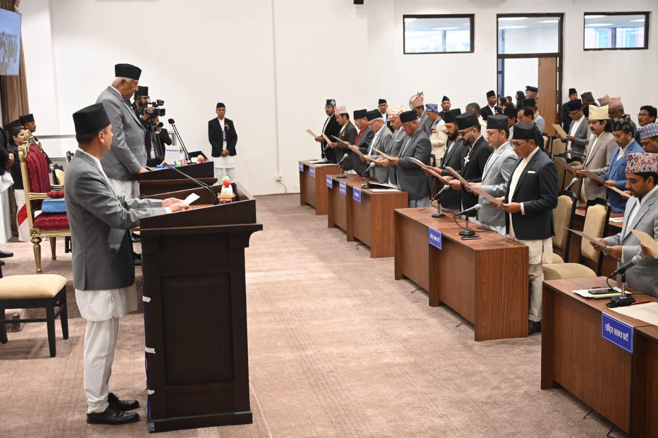 नवनिर्वाचित प्रतिनिधिसभा सदस्यहरूले लिए पद तथा गोपनीयताको शपथ