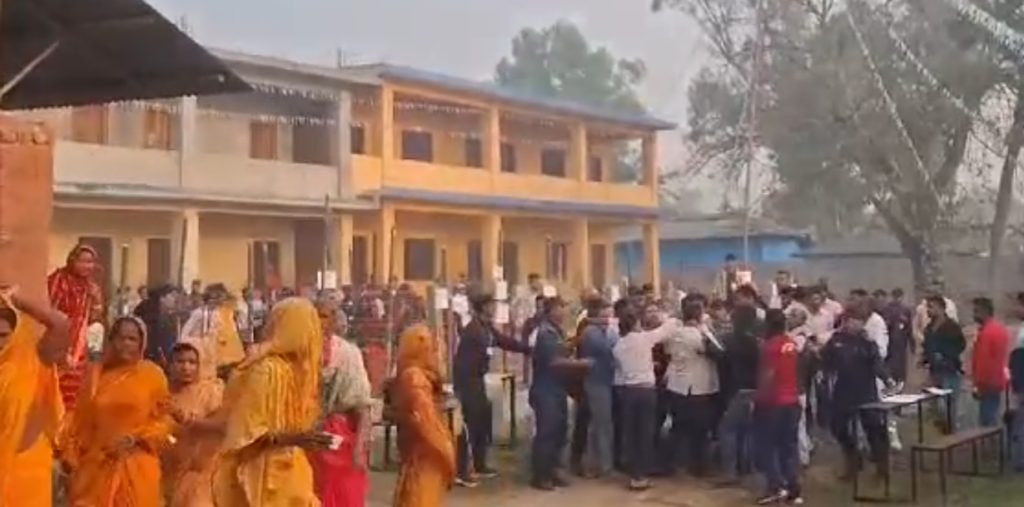 सर्लाही–४ मा मतदान सुरु हुनेबित्तिकै हुलदङ्गा