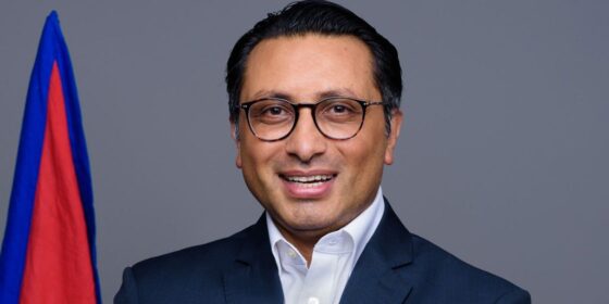अर्थमन्त्री डा. स्वर्णिम वाग्लेले २० वाणिज्य बैंकका सिइओसँग छलफल गर्दै
