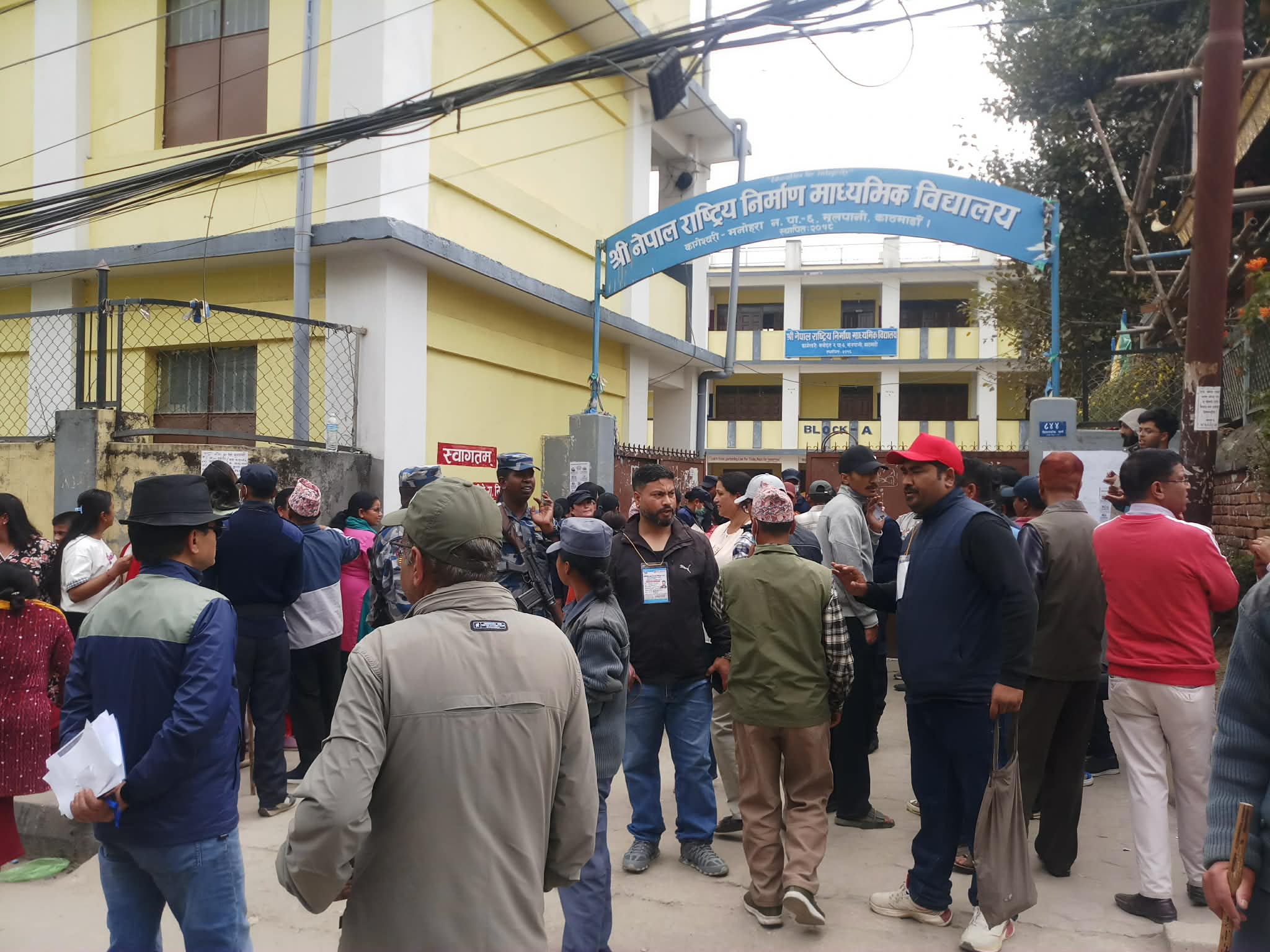 देशभर शान्तिपूर्ण मतदान जारी, अधिकांश जिल्लामा ३०–५० प्रतिशत मतदान