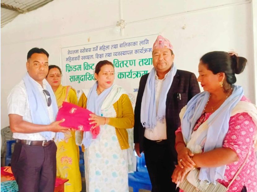 बैजनाथका सय महिलाहरुलाई किट व्याग प्रदान