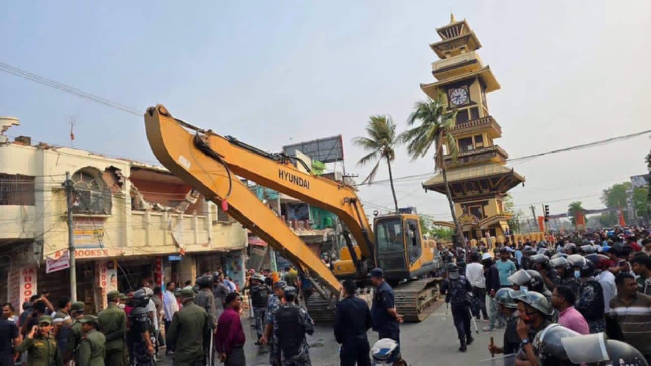वर्षौंदेखि रोकिएको वीरगन्ज सडक विस्तार कार्य सुरु, प्रशासनले चलायो बिहानैदेखि डोजर