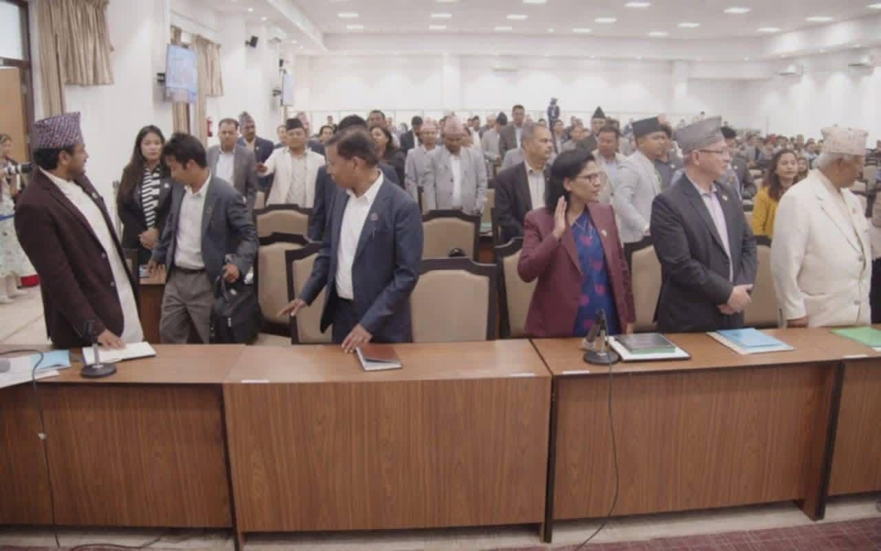 संसद् बैठक १५ मिनेटका लागि स्थगित
