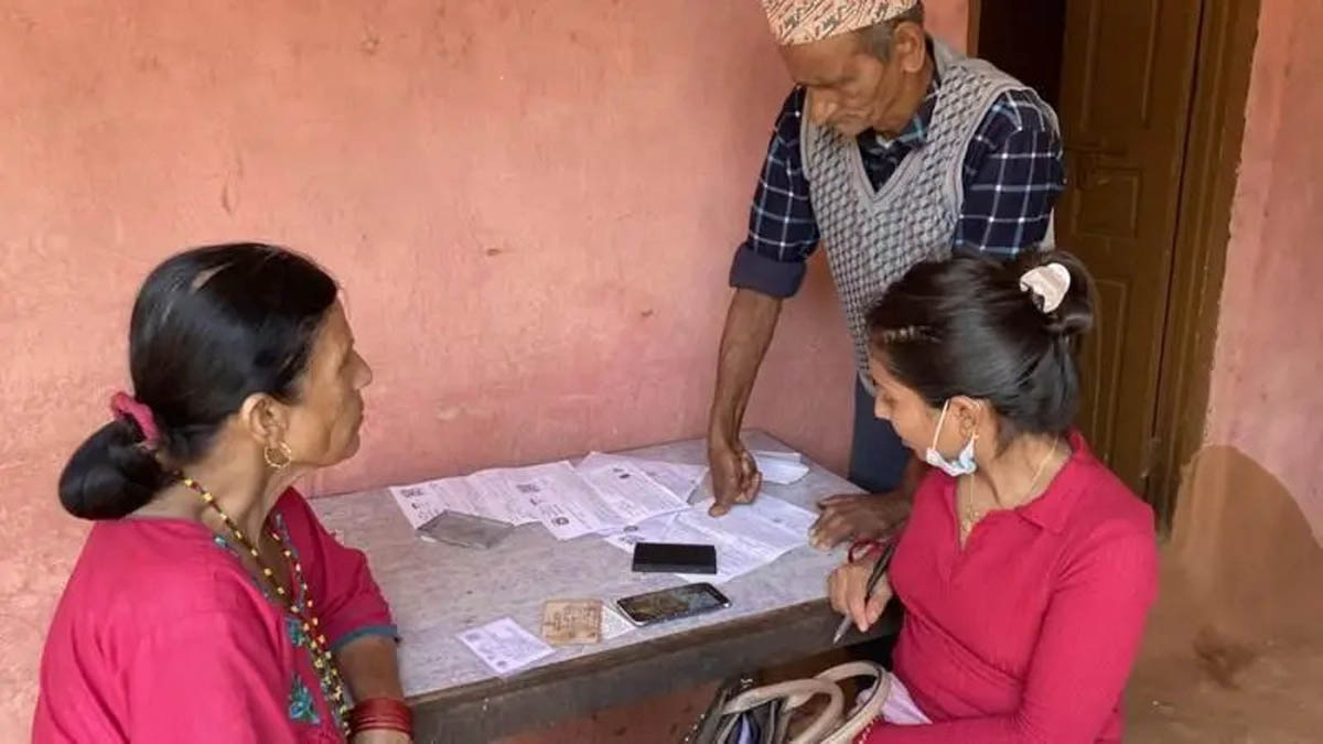 स्वास्थ्य बीमा : ‘कार्यक्रममा सुधार ल्याउन’ सरकारले अहिले गरिरहेको काम के हो