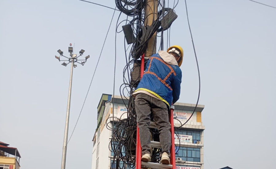 भरतपुरका सहरी क्षेत्रमा रहेका अव्यवस्थित तार हटाउने अभियान सुरु