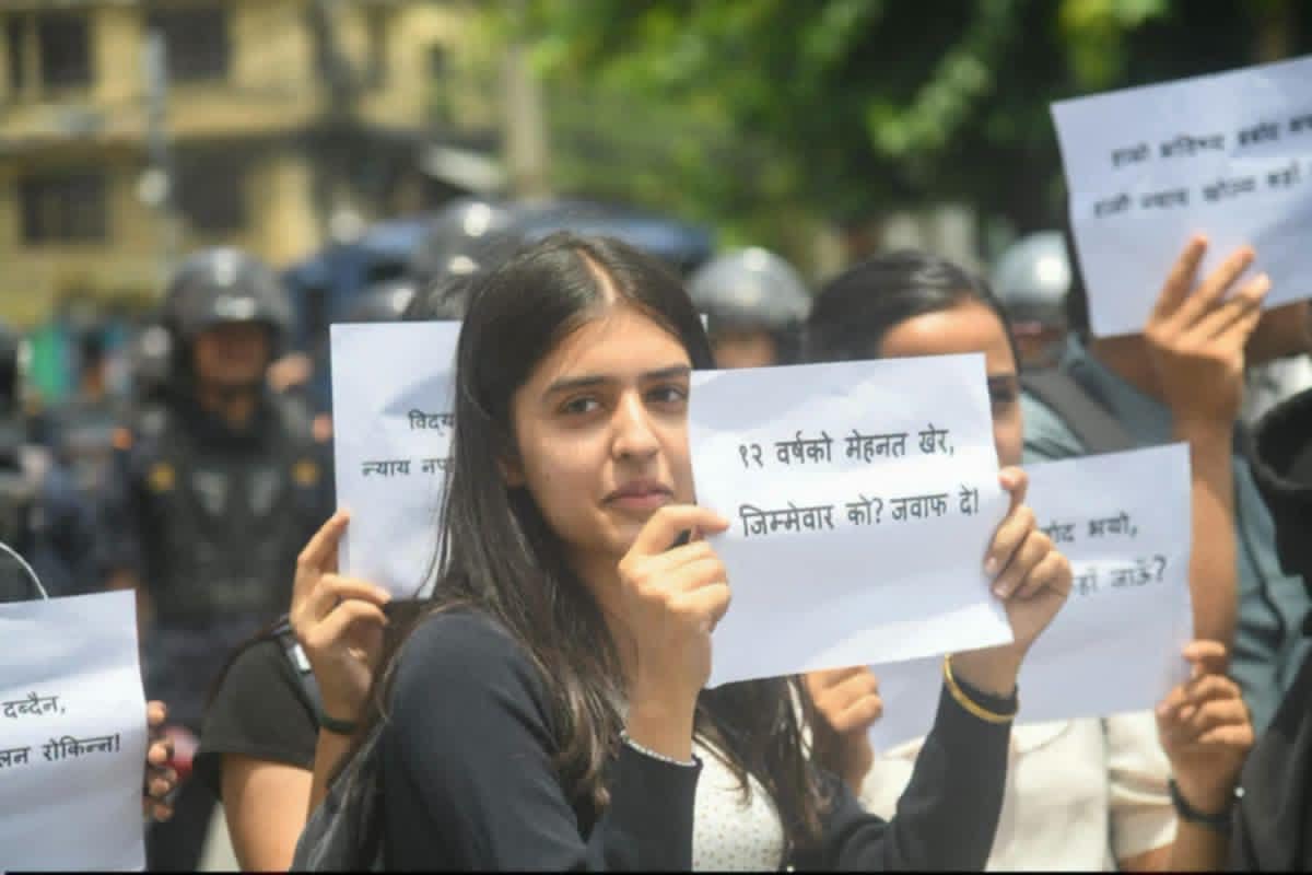 कक्षा १२ को नतिजाप्रति विद्यार्थीको असन्तुष्टि, पुनर्मूल्यांकनको माग गर्दै गरे माइतीघरमा प्रदर्शन