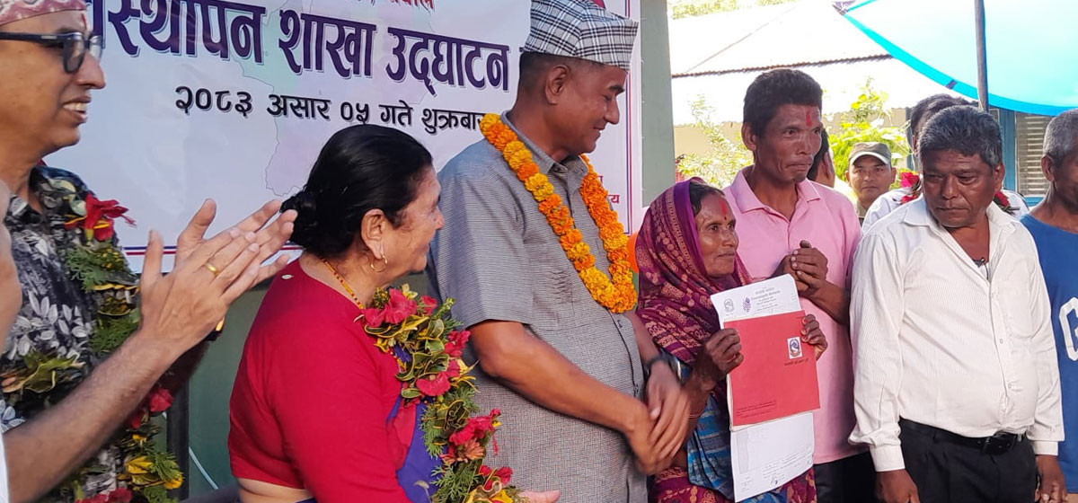 चौदण्डीगढीमा भूमि व्यवस्थापन शाखा सञ्चालनमा, अव्यवस्थित बसोबास गरिरहेकालाई लालपुर्जा वितरण धमाधम