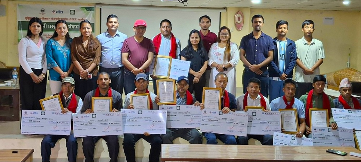रेसुङ्गा नगरपालिकाद्वारा १० उत्कृष्ट उद्यमी सम्मानित, बिनबहादुर कुँवरलाई एक लाख रुपैयाँ पुरस्कार