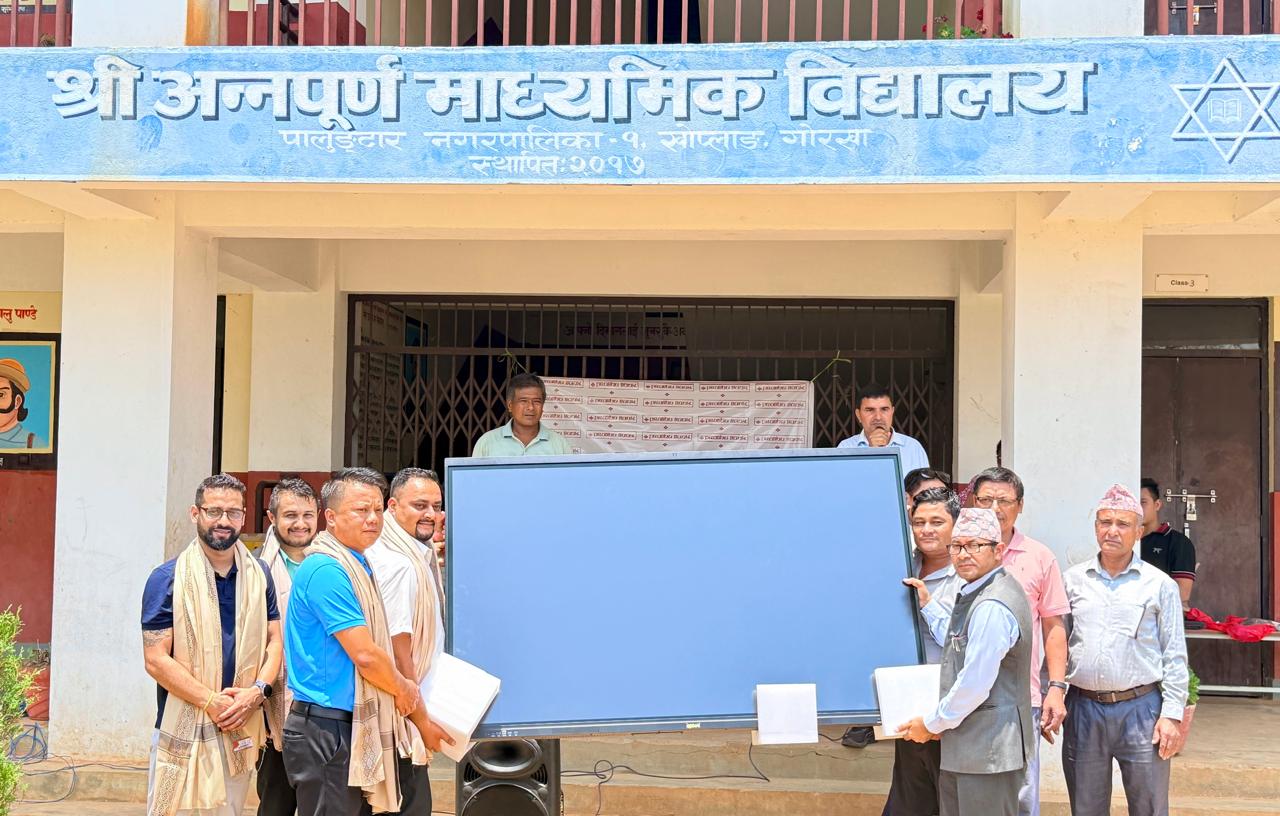 अन्नपूर्ण माध्यमिक विद्यालयलाई प्रभु बैंकद्वारा स्मार्ट बोर्ड हस्तान्तरण