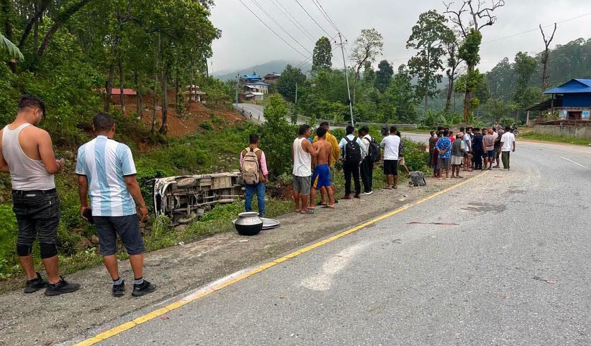 महोत्तरीबाट सुनसरीतर्फ जाँदै गरेको एक स्कुल बस उदयपुरमा दुर्घटना, एक शिक्षकको मृत्यु ३० जना घाइते