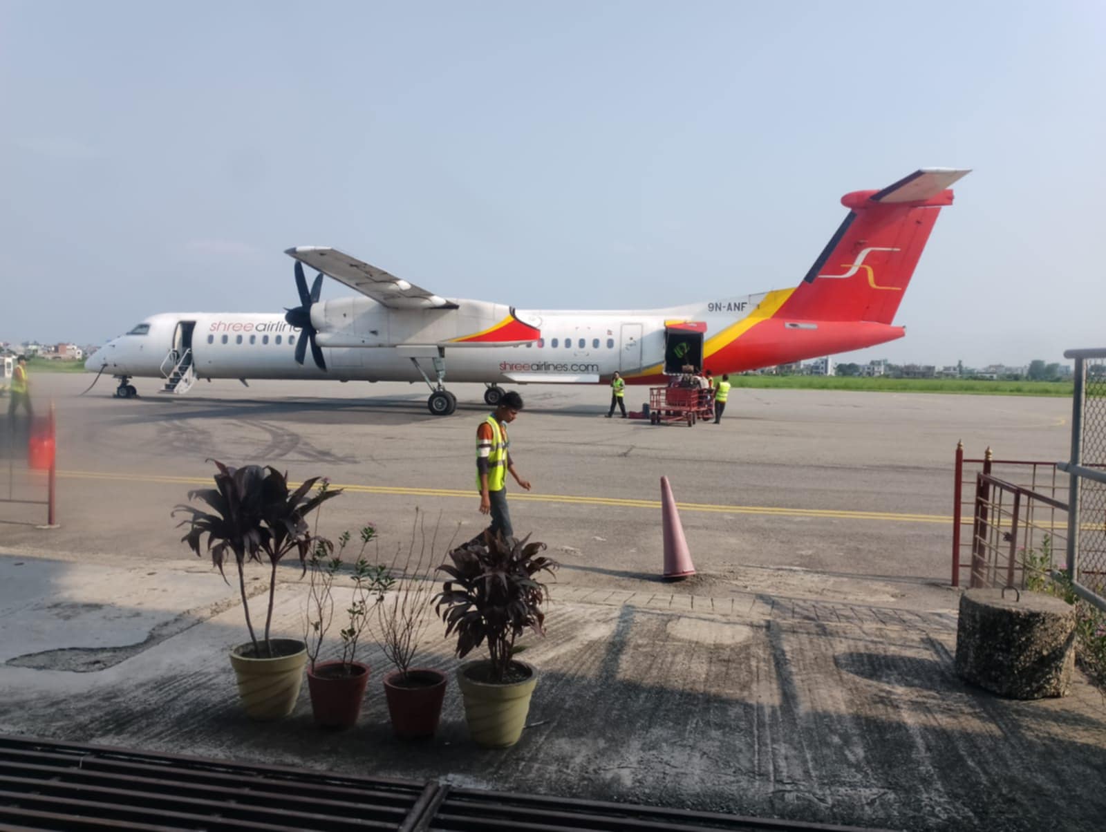 विराटनगरबाट काठमाडाैं उड्न लागेकाे श्री एयरलाइन्सकाे ९एएनएफ जहाजमा प्राविधिक समस्या