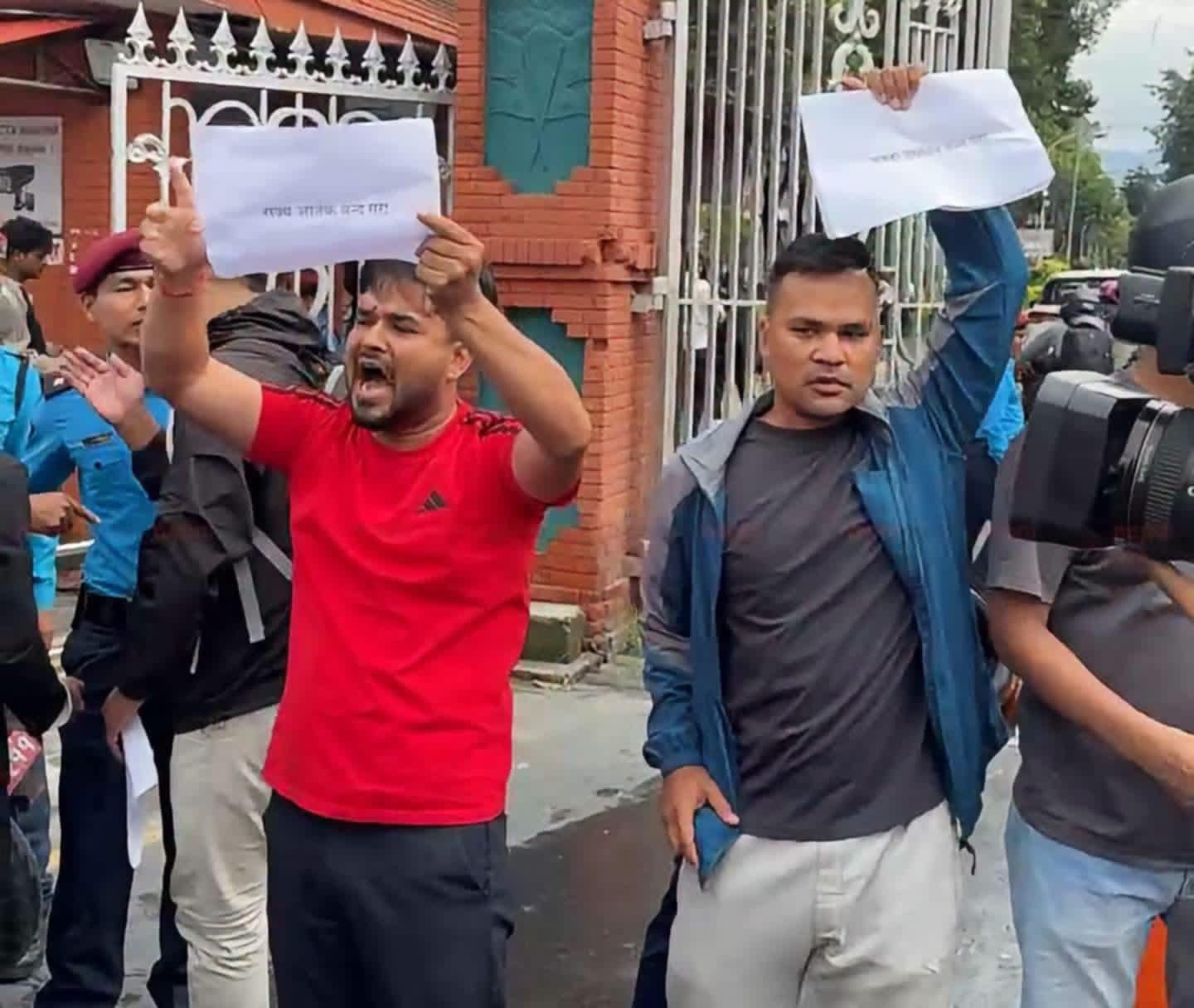 सिंहदरबार गेटमा अनेरास्ववियुको प्रदर्शन, अनेरास्ववियु अध्यक्ष धामीसहित सात जना पक्राउ