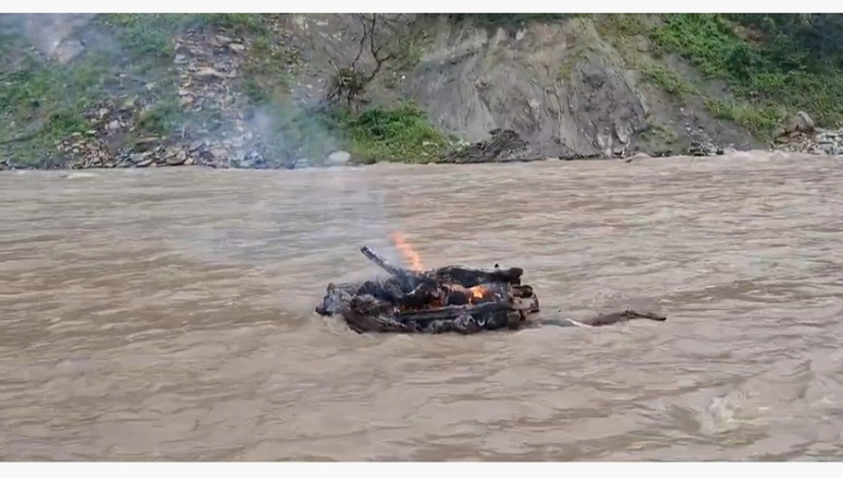 धनकुटामा एकैदिन चारवटा चिता बाढीबाट प्रभावित, जलिरहेको चिता तमोरको बाढीले बगाएपछि दाहसंस्कारमा अवरोध
