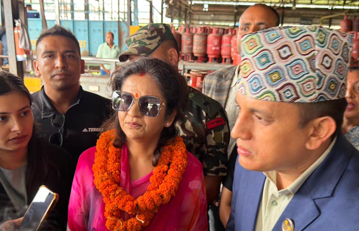 ग्यास अभावबारे मन्त्री यादवको आकस्मिक अनुगमन, घरायसी उपभोक्तालाई प्राथमिकता दिन उद्योगीलाई निर्देशन