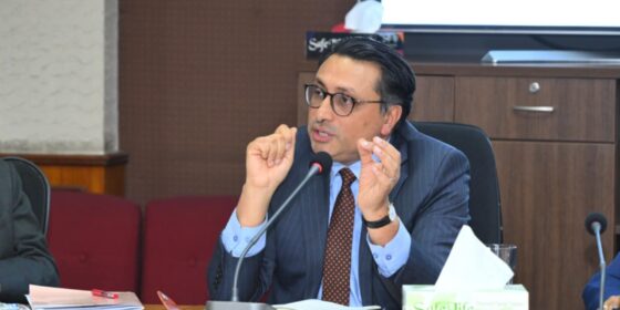 ढुक्क भएर लगानी विस्तार गर्नुस्, सरकार साथमा छ : अर्थमन्त्री डा. स्वर्णिम वाग्ले