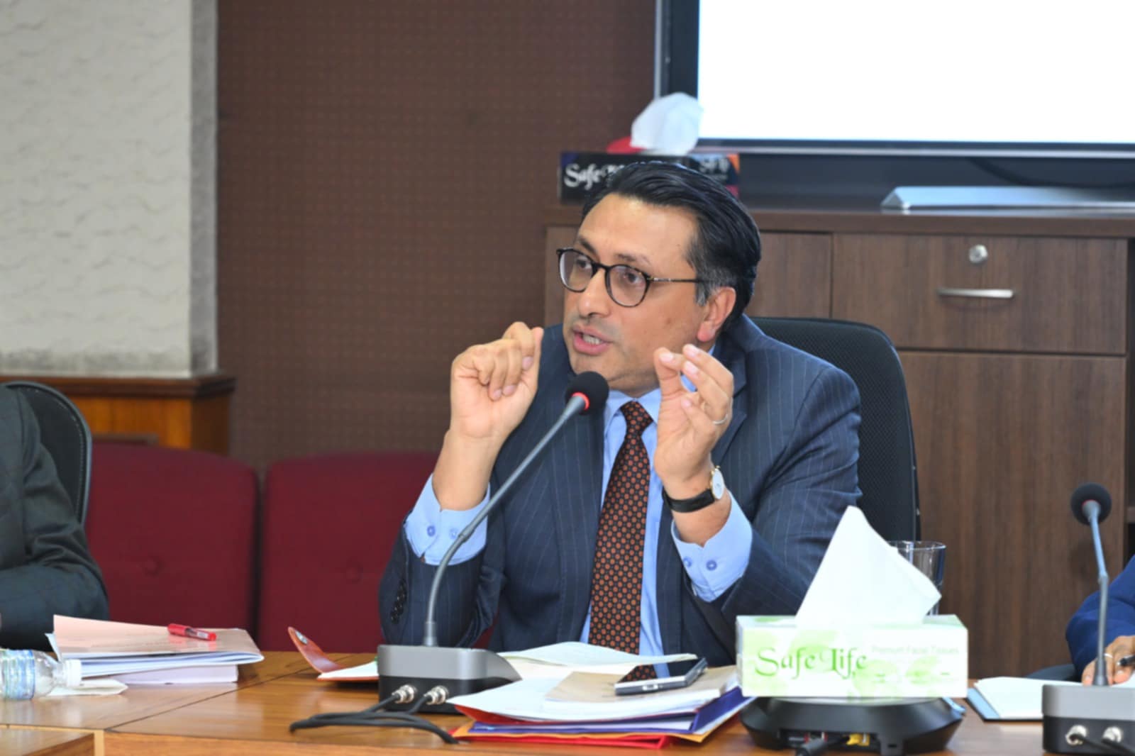 ढुक्क भएर लगानी विस्तार गर्नुस्, सरकार साथमा छ : अर्थमन्त्री डा. स्वर्णिम वाग्ले