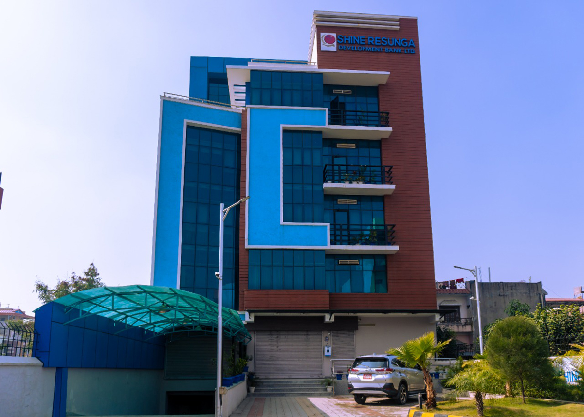 शाइन रेसुङ्गा डेभलपमेण्ट बैंकवाट बाढी पिडितका लागी ६५ लाख सहयोग