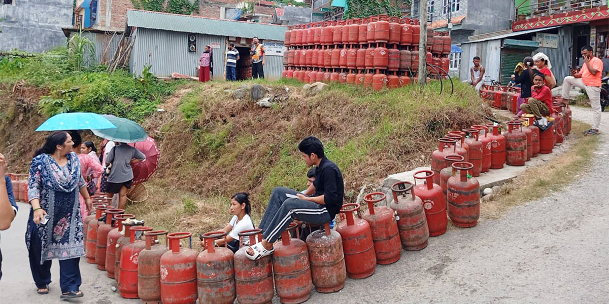 एलपी ग्यास अभावको हल्लाले बढ्यो चाप, प्रशासनको आग्रह– ‘आतिएर ग्यास सञ्चय नगर्नुहोस्’