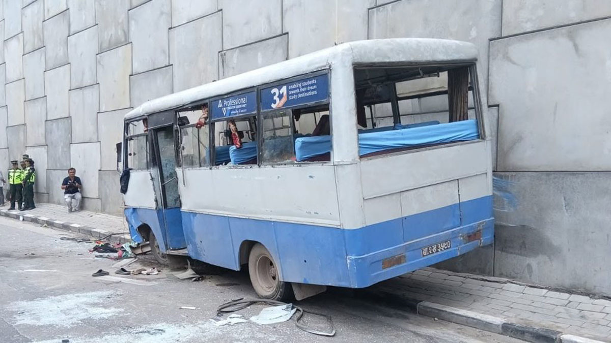 ग्वार्को फ्लाइओभरमा बस दुर्घटना: एक महिलाको मृत्यु, १९ जना घाइते